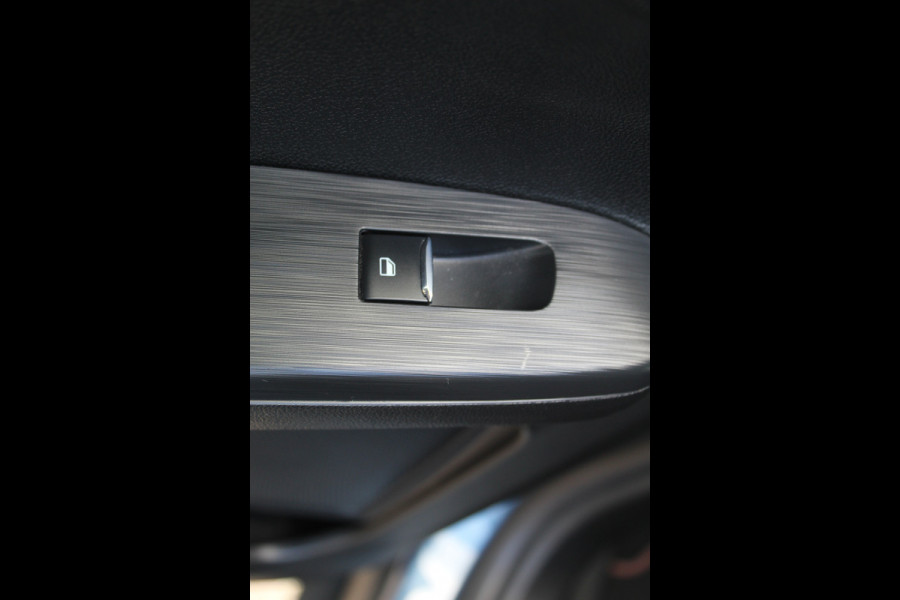 Ford Kuga 2.5 PHEV ST-Line X , 225pk , 1500kg Trekgewicht Climate control , Stoel en voorruitverwarming , Navigatie , Cruise control adaptief , Bluetooth , Camera