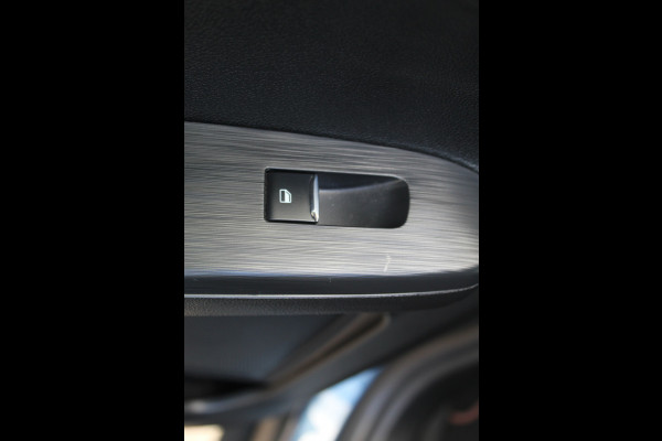 Ford Kuga 2.5 PHEV ST-Line X , 225pk , 1500kg Trekgewicht Climate control , Stoel en voorruitverwarming , Navigatie , Cruise control adaptief , Bluetooth , Camera