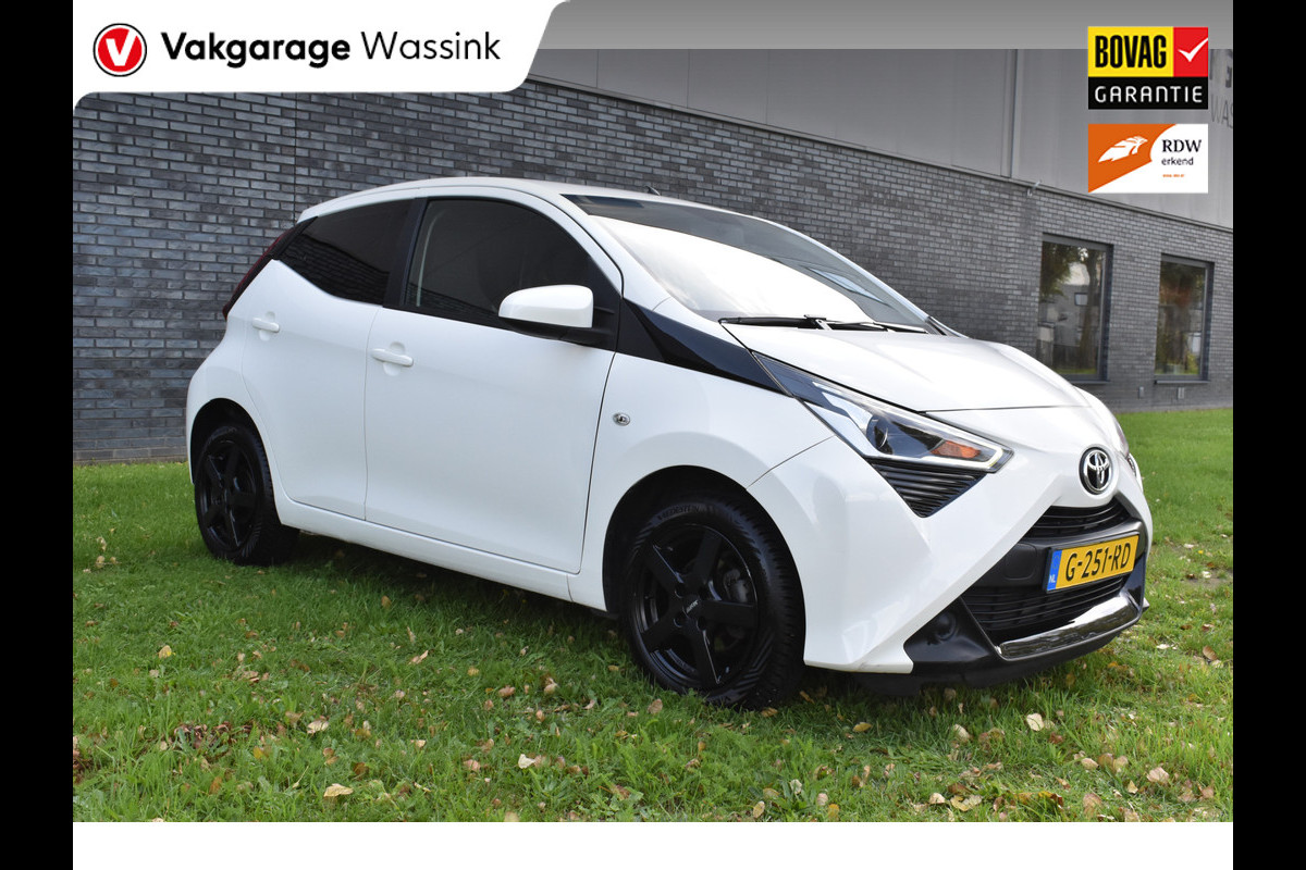 Toyota Aygo 1.0 VVT-i x Airco Cruise-control Lichtmetalen velgen.