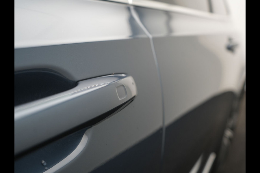 Volvo V90 T8 AWD Ultimate Bright LONG RANGE PHEV 350pk | Trekhaak Af Fabriek | Panodak | Adaptive Cruise | 360 Camera | Head Up | Lederen Sportstoelen Memory & Massage & Ventilatie | Bowers & Wilkins | Blis | Keyless | Stuur & Stoelen Verwarmd | Plug In Hybrid |