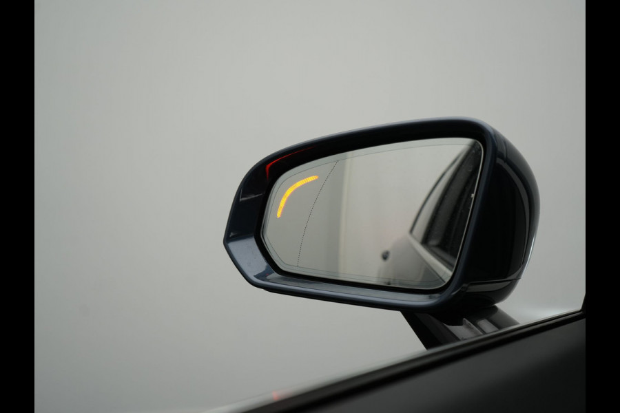 Volvo V90 T8 AWD Ultimate Bright LONG RANGE PHEV 350pk | Trekhaak Af Fabriek | Panodak | Adaptive Cruise | 360 Camera | Head Up | Lederen Sportstoelen Memory & Massage & Ventilatie | Bowers & Wilkins | Blis | Keyless | Stuur & Stoelen Verwarmd | Plug In Hybrid |