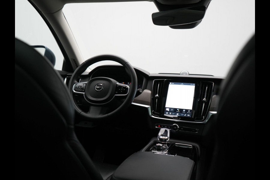 Volvo V90 T8 AWD Ultimate Bright LONG RANGE PHEV 350pk | Trekhaak Af Fabriek | Panodak | Adaptive Cruise | 360 Camera | Head Up | Lederen Sportstoelen Memory & Massage & Ventilatie | Bowers & Wilkins | Blis | Keyless | Stuur & Stoelen Verwarmd | Plug In Hybrid |