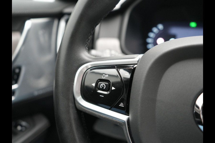 Volvo V90 T8 AWD Ultimate Bright LONG RANGE PHEV 350pk | Trekhaak Af Fabriek | Panodak | Adaptive Cruise | 360 Camera | Head Up | Lederen Sportstoelen Memory & Massage & Ventilatie | Bowers & Wilkins | Blis | Keyless | Stuur & Stoelen Verwarmd | Plug In Hybrid |