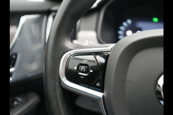 Volvo V90 T8 AWD Ultimate Bright LONG RANGE PHEV 350pk | Trekhaak Af Fabriek | Panodak | Adaptive Cruise | 360 Camera | Head Up | Lederen Sportstoelen Memory & Massage & Ventilatie | Bowers & Wilkins | Blis | Keyless | Stuur & Stoelen Verwarmd | Plug In Hybrid |