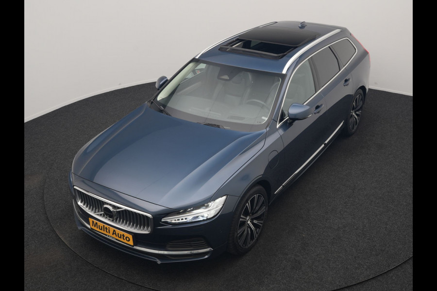 Volvo V90 T8 AWD Ultimate Bright LONG RANGE PHEV 350pk | Trekhaak Af Fabriek | Panodak | Adaptive Cruise | 360 Camera | Head Up | Lederen Sportstoelen Memory & Massage & Ventilatie | Bowers & Wilkins | Blis | Keyless | Stuur & Stoelen Verwarmd | Plug In Hybrid |