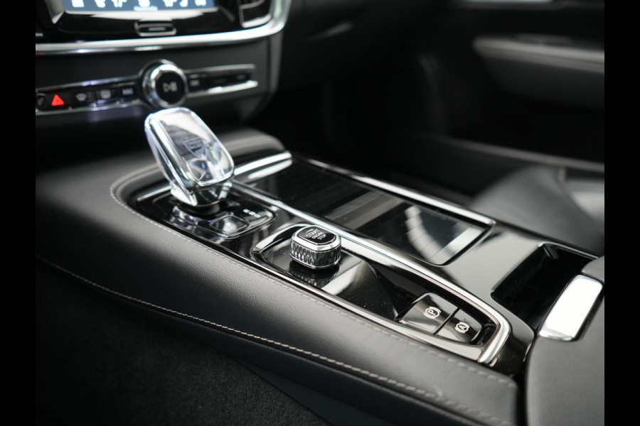 Volvo V90 T8 AWD Ultimate Bright LONG RANGE PHEV 350pk | Trekhaak Af Fabriek | Panodak | Adaptive Cruise | 360 Camera | Head Up | Lederen Sportstoelen Memory & Massage & Ventilatie | Bowers & Wilkins | Blis | Keyless | Stuur & Stoelen Verwarmd | Plug In Hybrid |