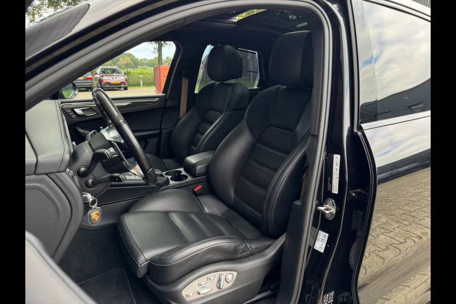 Porsche Macan 3.0 S / KERAMISCH / BURMESTER / 360 CAM / CARBON / 21 INCH / PANO / LUCHTVERING / TREKHAAK ELEKTR. / STOELVENT. !
