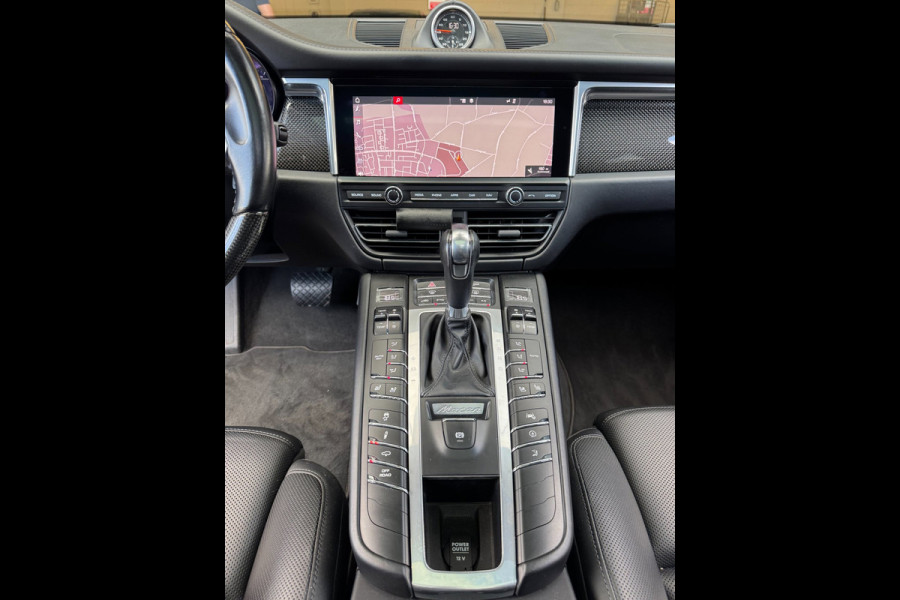 Porsche Macan 3.0 S / KERAMISCH / BURMESTER / 360 CAM / CARBON / 21 INCH / PANO / LUCHTVERING / TREKHAAK ELEKTR. / STOELVENT. !