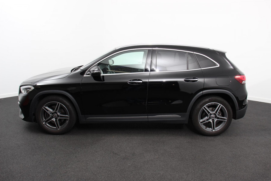 Mercedes-Benz GLA 200 Automaat AMG Line Navigatie Climate Control Camera Parkeer sensoren Stoelverwarming Electrisch bedienbare achterklep Dab Led Sfeerverlichting Extra Getint Glas