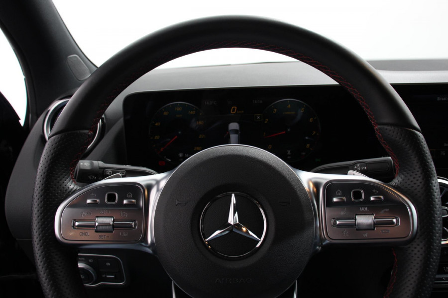 Mercedes-Benz GLA 200 Automaat AMG Line Navigatie Climate Control Camera Parkeer sensoren Stoelverwarming Electrisch bedienbare achterklep Dab Led Sfeerverlichting Extra Getint Glas