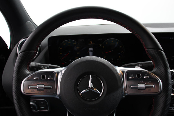 Mercedes-Benz GLA 200 Automaat AMG Line Navigatie Climate Control Camera Parkeer sensoren Stoelverwarming Electrisch bedienbare achterklep Dab Led Sfeerverlichting Extra Getint Glas