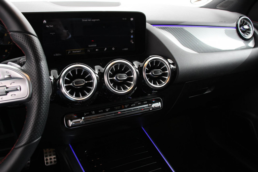 Mercedes-Benz GLA 200 Automaat AMG Line Navigatie Climate Control Camera Parkeer sensoren Stoelverwarming Electrisch bedienbare achterklep Dab Led Sfeerverlichting Extra Getint Glas