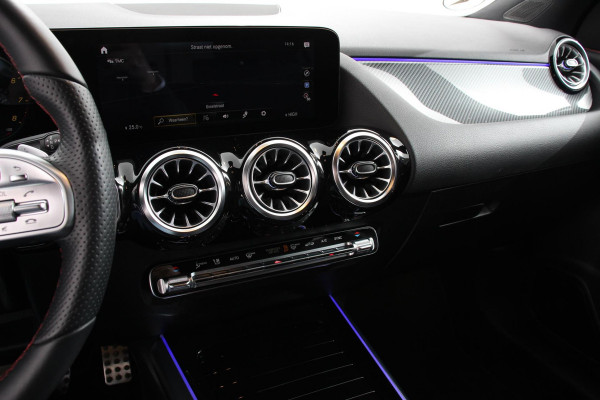 Mercedes-Benz GLA 200 Automaat AMG Line Navigatie Climate Control Camera Parkeer sensoren Stoelverwarming Electrisch bedienbare achterklep Dab Led Sfeerverlichting Extra Getint Glas