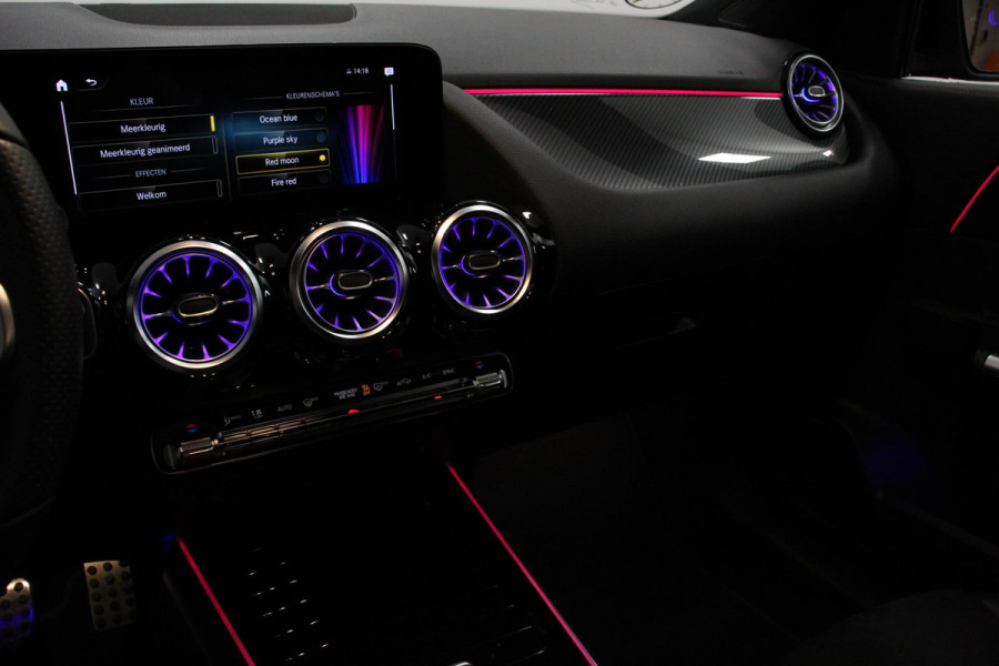 Mercedes-Benz GLA 200 Automaat AMG Line Navigatie Climate Control Camera Parkeer sensoren Stoelverwarming Electrisch bedienbare achterklep Dab Led Sfeerverlichting Extra Getint Glas