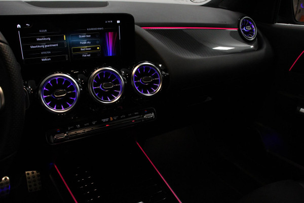 Mercedes-Benz GLA 200 Automaat AMG Line Navigatie Climate Control Camera Parkeer sensoren Stoelverwarming Electrisch bedienbare achterklep Dab Led Sfeerverlichting Extra Getint Glas