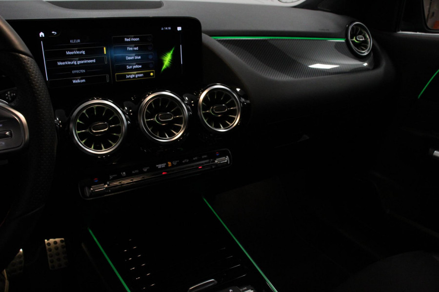 Mercedes-Benz GLA 200 Automaat AMG Line Navigatie Climate Control Camera Parkeer sensoren Stoelverwarming Electrisch bedienbare achterklep Dab Led Sfeerverlichting Extra Getint Glas