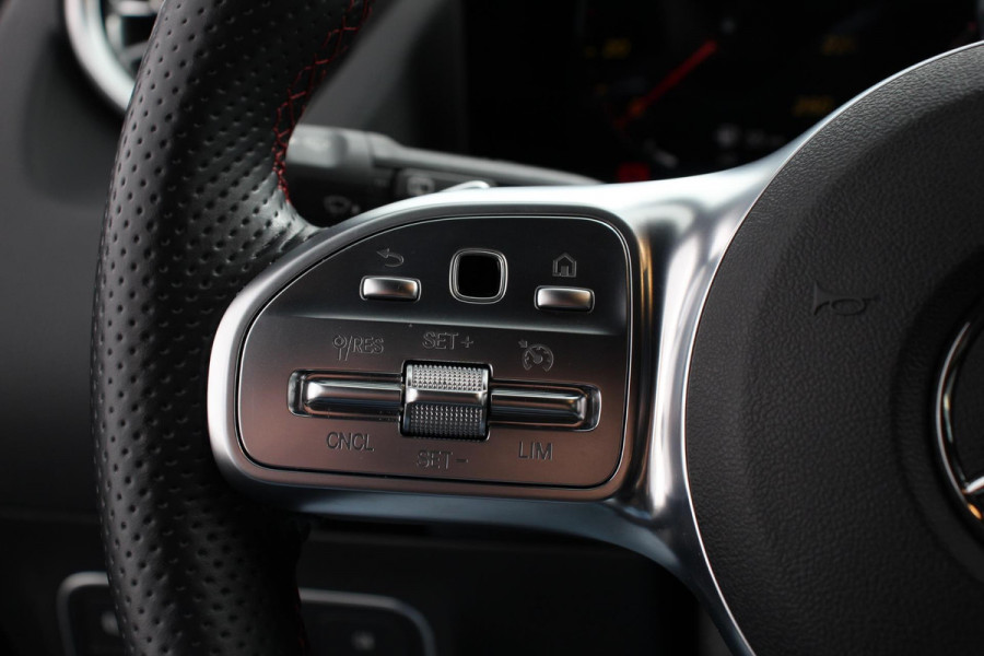 Mercedes-Benz GLA 200 Automaat AMG Line Navigatie Climate Control Camera Parkeer sensoren Stoelverwarming Electrisch bedienbare achterklep Dab Led Sfeerverlichting Extra Getint Glas