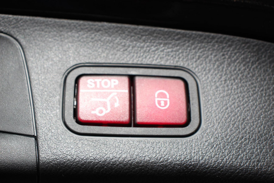 Mercedes-Benz GLA 200 Automaat AMG Line Navigatie Climate Control Camera Parkeer sensoren Stoelverwarming Electrisch bedienbare achterklep Dab Led Sfeerverlichting Extra Getint Glas