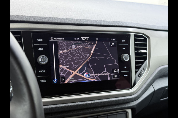 Volkswagen T-Roc 1.5TSI 150PK Sport Adap.Cruise Two Tone lak Navi Camera Stoelverwarming Apple Carplay Android Auto Privacy Glas Led Lmv Isofix Bluetooth Pdc