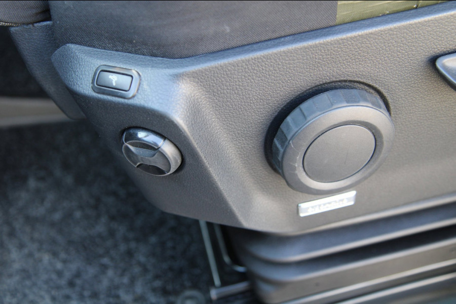 Volkswagen Crafter 35 2.0 TDI L3H3 DC / 6 pers / AUTOMAAT / Trekhaak / Camera