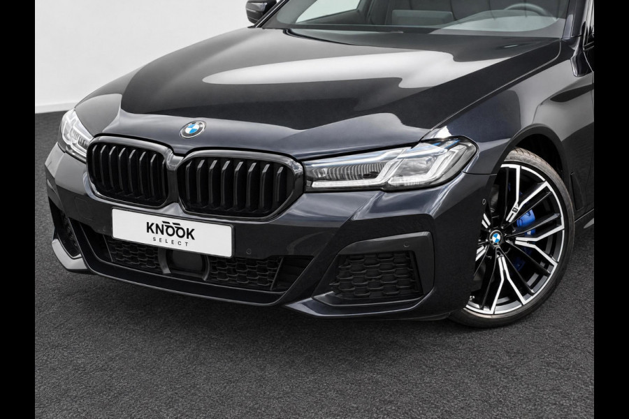 BMW 5 Serie Touring 530d High Executive M Sport Pakket Automaat / Live Cockpit Professional / Head-Up Display / Panoramadak / Laser / Adaptieve Cruise Control / Stoelverwarming / HiFi / 20 Inch / Sportstoelen voor / DAB