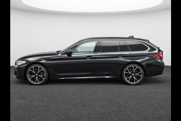 BMW 5 Serie Touring 530d High Executive M Sport Pakket Automaat / Live Cockpit Professional / Head-Up Display / Panoramadak / Laser / Adaptieve Cruise Control / Stoelverwarming / HiFi / 20 Inch / Sportstoelen voor / DAB