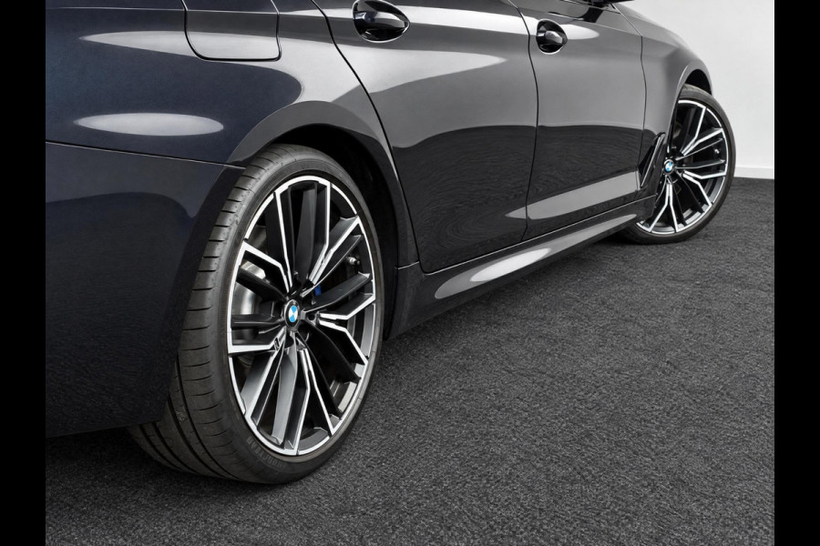 BMW 5 Serie Touring 530d High Executive M Sport Pakket Automaat / Live Cockpit Professional / Head-Up Display / Panoramadak / Laser / Adaptieve Cruise Control / Stoelverwarming / HiFi / 20 Inch / Sportstoelen voor / DAB