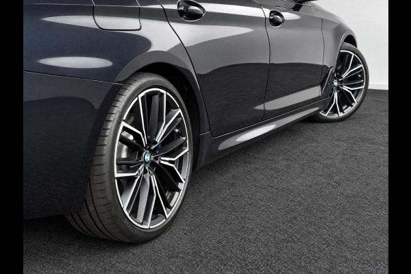 BMW 5 Serie Touring 530d High Executive M Sport Pakket Automaat / Live Cockpit Professional / Head-Up Display / Panoramadak / Laser / Adaptieve Cruise Control / Stoelverwarming / HiFi / 20 Inch / Sportstoelen voor / DAB