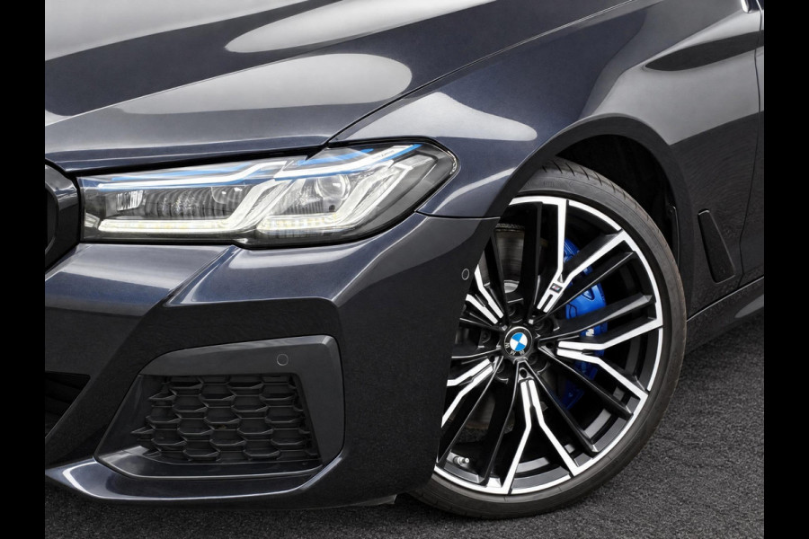 BMW 5 Serie Touring 530d High Executive M Sport Pakket Automaat / Live Cockpit Professional / Head-Up Display / Panoramadak / Laser / Adaptieve Cruise Control / Stoelverwarming / HiFi / 20 Inch / Sportstoelen voor / DAB