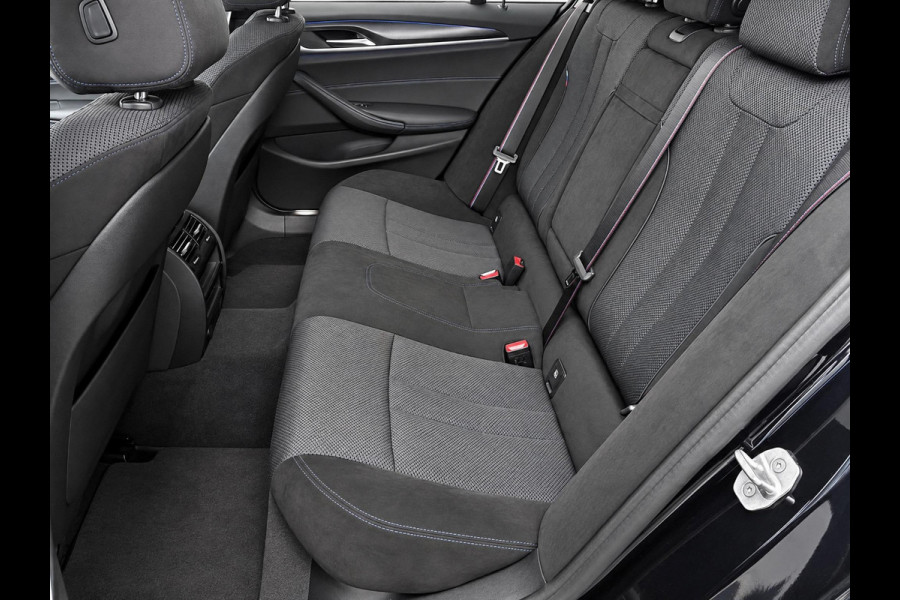 BMW 5 Serie Touring 530d High Executive M Sport Pakket Automaat / Live Cockpit Professional / Head-Up Display / Panoramadak / Laser / Adaptieve Cruise Control / Stoelverwarming / HiFi / 20 Inch / Sportstoelen voor / DAB