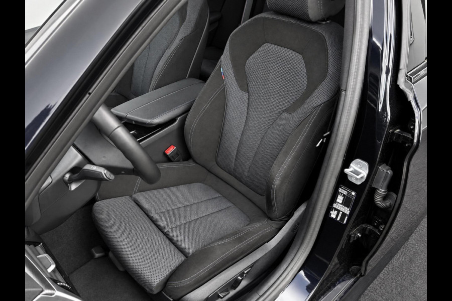 BMW 5 Serie Touring 530d High Executive M Sport Pakket Automaat / Live Cockpit Professional / Head-Up Display / Panoramadak / Laser / Adaptieve Cruise Control / Stoelverwarming / HiFi / 20 Inch / Sportstoelen voor / DAB