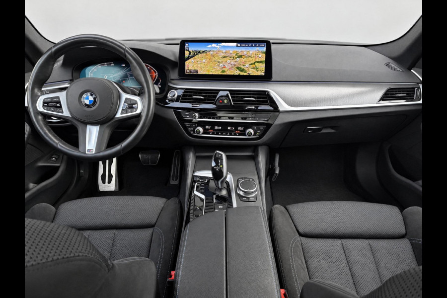 BMW 5 Serie Touring 530d High Executive M Sport Pakket Automaat / Live Cockpit Professional / Head-Up Display / Panoramadak / Laser / Adaptieve Cruise Control / Stoelverwarming / HiFi / 20 Inch / Sportstoelen voor / DAB