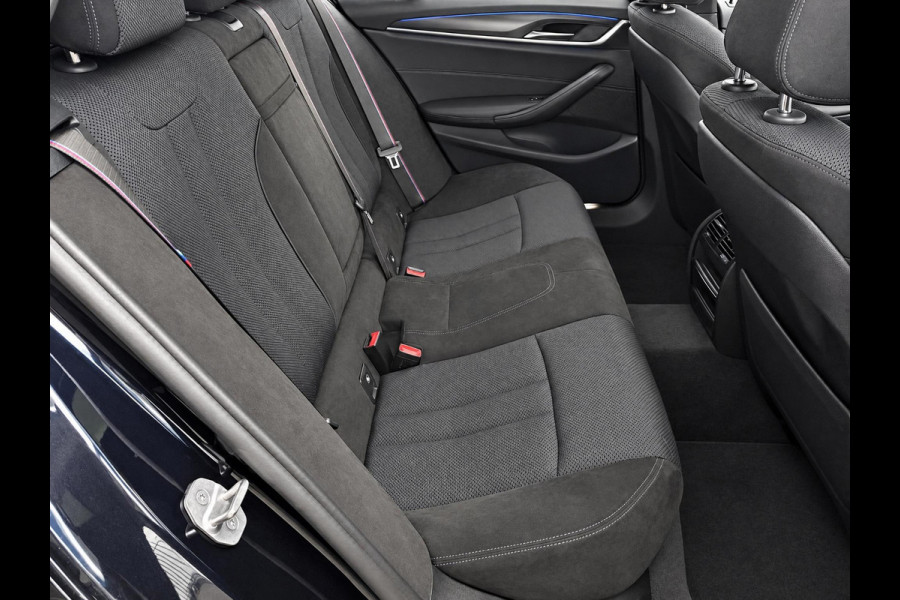 BMW 5 Serie Touring 530d High Executive M Sport Pakket Automaat / Live Cockpit Professional / Head-Up Display / Panoramadak / Laser / Adaptieve Cruise Control / Stoelverwarming / HiFi / 20 Inch / Sportstoelen voor / DAB