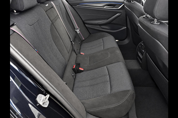 BMW 5 Serie Touring 530d High Executive M Sport Pakket Automaat / Live Cockpit Professional / Head-Up Display / Panoramadak / Laser / Adaptieve Cruise Control / Stoelverwarming / HiFi / 20 Inch / Sportstoelen voor / DAB