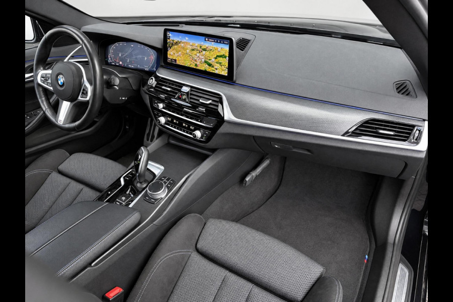 BMW 5 Serie Touring 530d High Executive M Sport Pakket Automaat / Live Cockpit Professional / Head-Up Display / Panoramadak / Laser / Adaptieve Cruise Control / Stoelverwarming / HiFi / 20 Inch / Sportstoelen voor / DAB