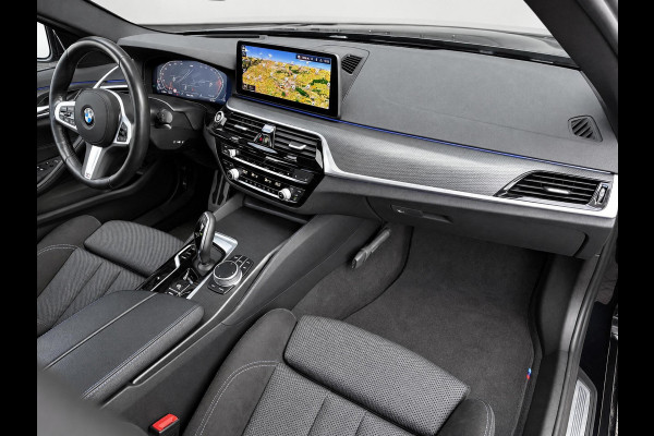BMW 5 Serie Touring 530d High Executive M Sport Pakket Automaat / Live Cockpit Professional / Head-Up Display / Panoramadak / Laser / Adaptieve Cruise Control / Stoelverwarming / HiFi / 20 Inch / Sportstoelen voor / DAB