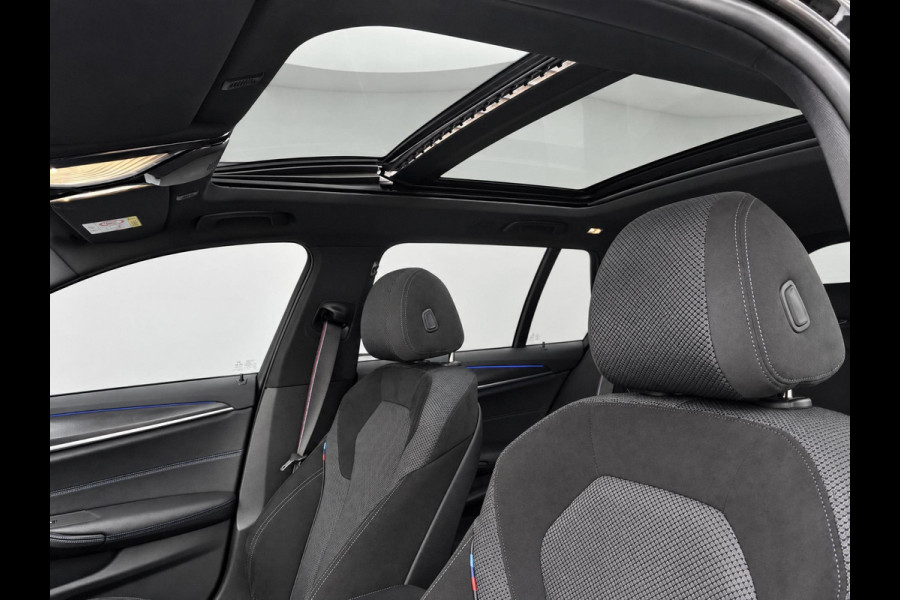 BMW 5 Serie Touring 530d High Executive M Sport Pakket Automaat / Live Cockpit Professional / Head-Up Display / Panoramadak / Laser / Adaptieve Cruise Control / Stoelverwarming / HiFi / 20 Inch / Sportstoelen voor / DAB