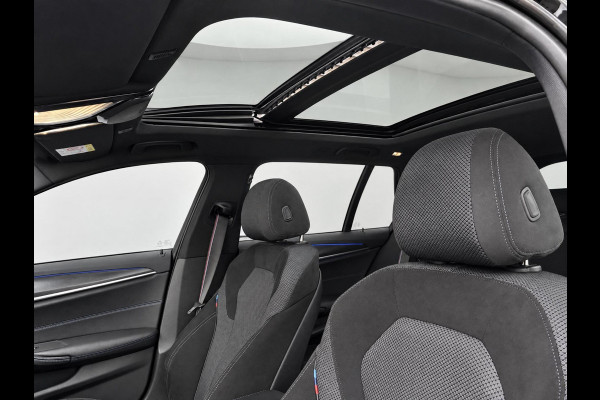 BMW 5 Serie Touring 530d High Executive M Sport Pakket Automaat / Live Cockpit Professional / Head-Up Display / Panoramadak / Laser / Adaptieve Cruise Control / Stoelverwarming / HiFi / 20 Inch / Sportstoelen voor / DAB