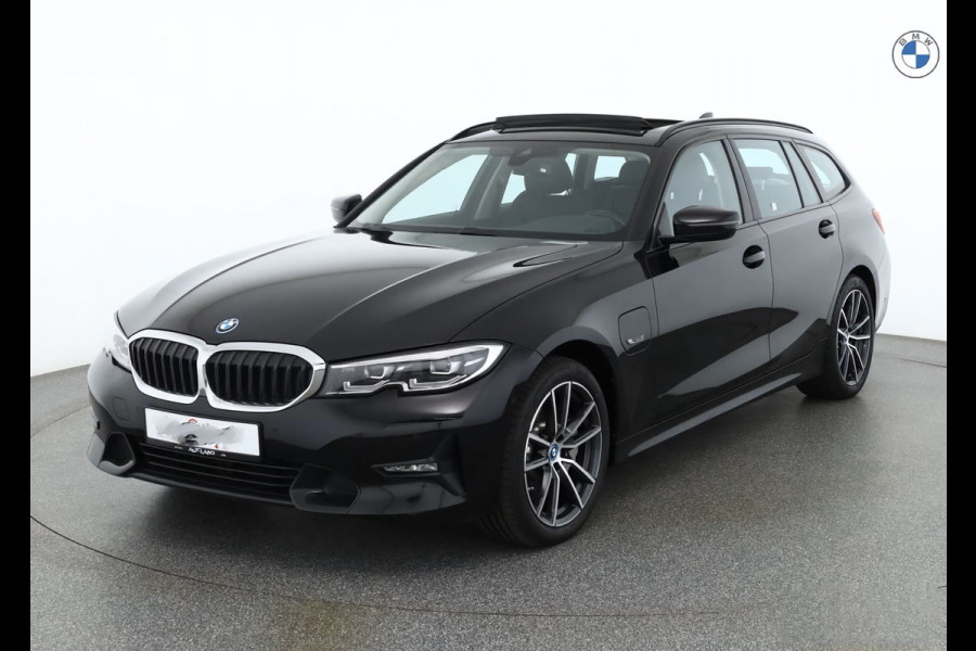 BMW 3 Serie Touring 330e SPORTLINE ** LED, LEDER, PANO, TREKH, APPLE, ALARM, AMBIENTE, 18-inch LMV ** 1e EIG - Vol. BMW Onderh. ** ** INFORMEER OOK NAAR ONZE AANTREKKELIJKE FINANCIAL-LEASE TARIEVEN **