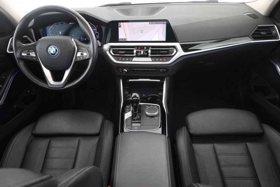 BMW 3 Serie Touring 330e SPORTLINE ** LED, LEDER, PANO, TREKH, APPLE, ALARM, AMBIENTE, 18-inch LMV ** 1e EIG - Vol. BMW Onderh. ** ** INFORMEER OOK NAAR ONZE AANTREKKELIJKE FINANCIAL-LEASE TARIEVEN **