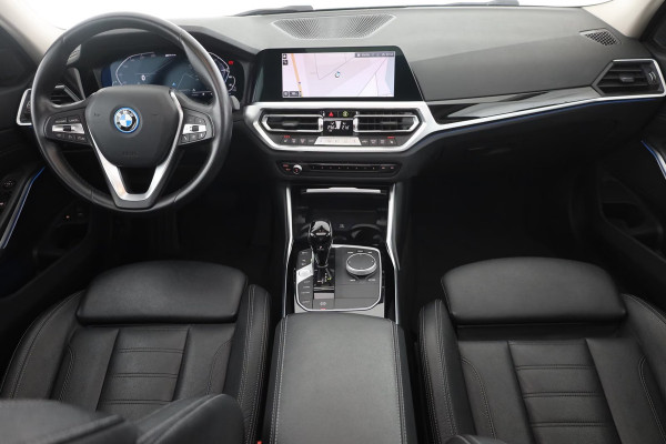 BMW 3 Serie Touring 330e SPORTLINE ** LED, LEDER, PANO, TREKH, APPLE, ALARM, AMBIENTE, 18-inch LMV ** 1e EIG - Vol. BMW Onderh. ** ** INFORMEER OOK NAAR ONZE AANTREKKELIJKE FINANCIAL-LEASE TARIEVEN **