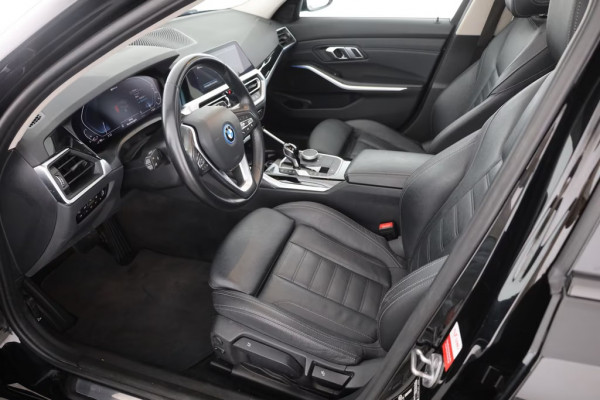 BMW 3 Serie Touring 330e SPORTLINE ** LED, LEDER, PANO, TREKH, APPLE, ALARM, AMBIENTE, 18-inch LMV ** 1e EIG - Vol. BMW Onderh. ** ** INFORMEER OOK NAAR ONZE AANTREKKELIJKE FINANCIAL-LEASE TARIEVEN **