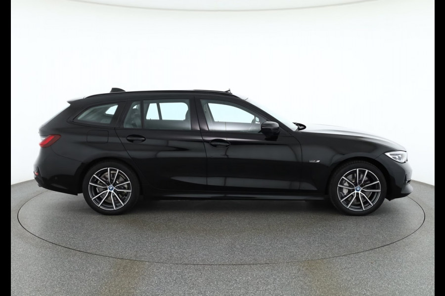 BMW 3 Serie Touring 330e SPORTLINE ** LED, LEDER, PANO, TREKH, APPLE, ALARM, AMBIENTE, 18-inch LMV ** 1e EIG - Vol. BMW Onderh. ** ** INFORMEER OOK NAAR ONZE AANTREKKELIJKE FINANCIAL-LEASE TARIEVEN **