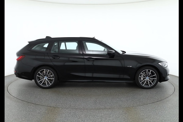 BMW 3 Serie Touring 330e SPORTLINE ** LED, LEDER, PANO, TREKH, APPLE, ALARM, AMBIENTE, 18-inch LMV ** 1e EIG - Vol. BMW Onderh. ** ** INFORMEER OOK NAAR ONZE AANTREKKELIJKE FINANCIAL-LEASE TARIEVEN **