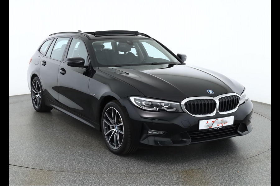BMW 3 Serie Touring 330e SPORTLINE ** LED, LEDER, PANO, TREKH, APPLE, ALARM, AMBIENTE, 18-inch LMV ** 1e EIG - Vol. BMW Onderh. ** ** INFORMEER OOK NAAR ONZE AANTREKKELIJKE FINANCIAL-LEASE TARIEVEN **