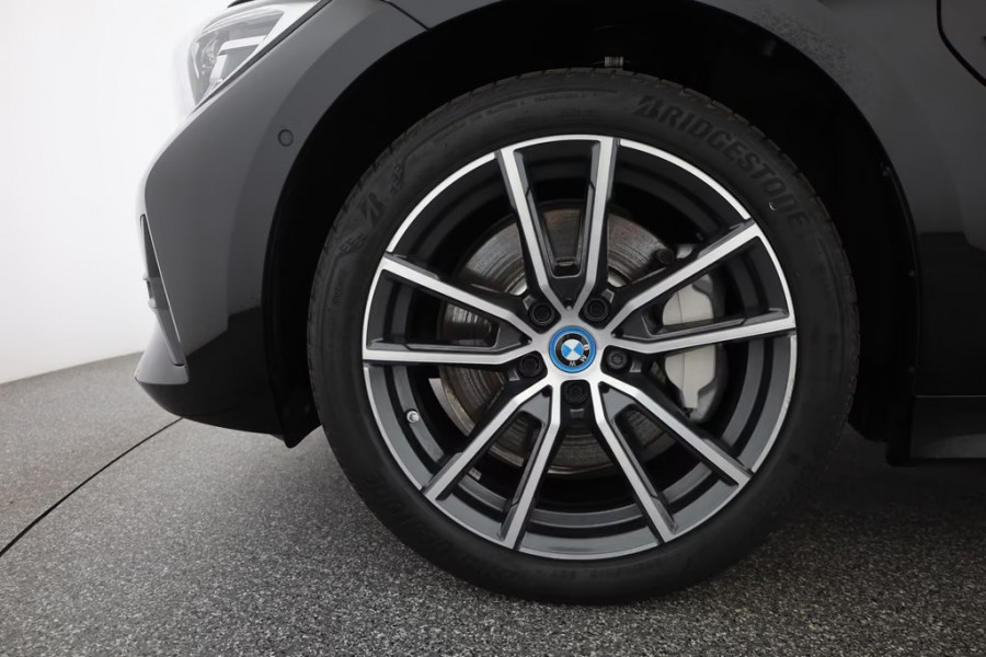 BMW 3 Serie Touring 330e SPORTLINE ** LED, LEDER, PANO, TREKH, APPLE, ALARM, AMBIENTE, 18-inch LMV ** 1e EIG - Vol. BMW Onderh. ** ** INFORMEER OOK NAAR ONZE AANTREKKELIJKE FINANCIAL-LEASE TARIEVEN **