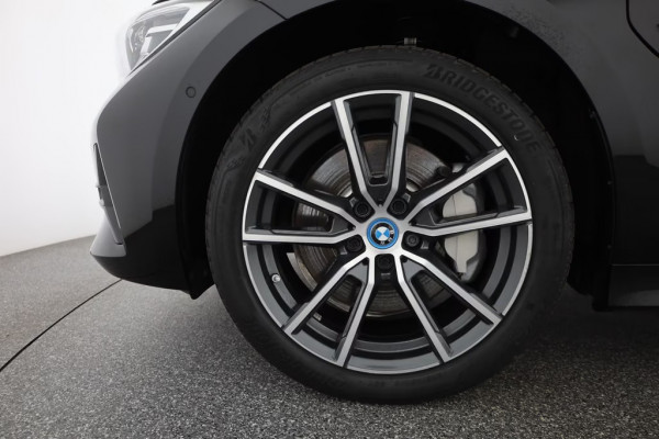 BMW 3 Serie Touring 330e SPORTLINE ** LED, LEDER, PANO, TREKH, APPLE, ALARM, AMBIENTE, 18-inch LMV ** 1e EIG - Vol. BMW Onderh. ** ** INFORMEER OOK NAAR ONZE AANTREKKELIJKE FINANCIAL-LEASE TARIEVEN **