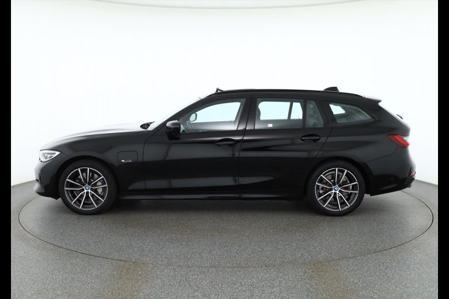 BMW 3 Serie Touring 330e SPORTLINE ** LED, LEDER, PANO, TREKH, APPLE, ALARM, AMBIENTE, 18-inch LMV ** 1e EIG - Vol. BMW Onderh. ** ** INFORMEER OOK NAAR ONZE AANTREKKELIJKE FINANCIAL-LEASE TARIEVEN **