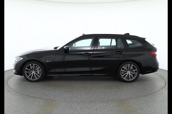 BMW 3 Serie Touring 330e SPORTLINE ** LED, LEDER, PANO, TREKH, APPLE, ALARM, AMBIENTE, 18-inch LMV ** 1e EIG - Vol. BMW Onderh. ** ** INFORMEER OOK NAAR ONZE AANTREKKELIJKE FINANCIAL-LEASE TARIEVEN **
