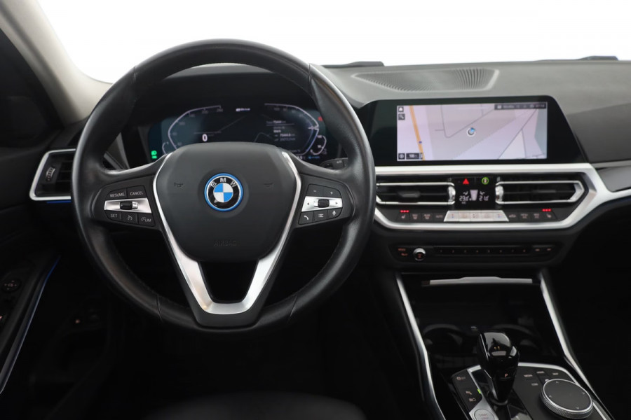 BMW 3 Serie Touring 330e SPORTLINE ** LED, LEDER, PANO, TREKH, APPLE, ALARM, AMBIENTE, 18-inch LMV ** 1e EIG - Vol. BMW Onderh. ** ** INFORMEER OOK NAAR ONZE AANTREKKELIJKE FINANCIAL-LEASE TARIEVEN **